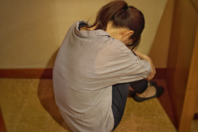 壁の前で悩む人