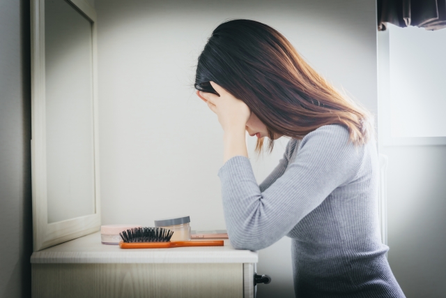 自分を見つめて悩む人