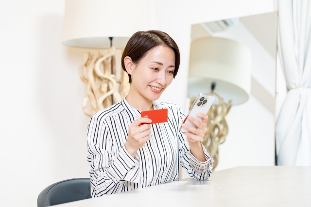 クレカの明細アプリを見る人