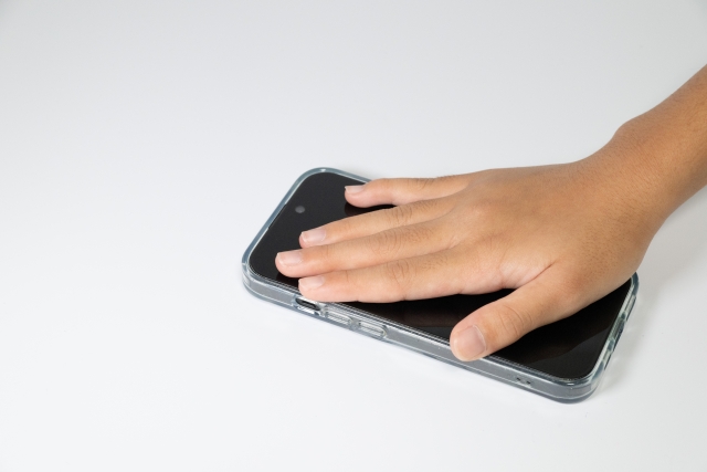 スマホを置く人