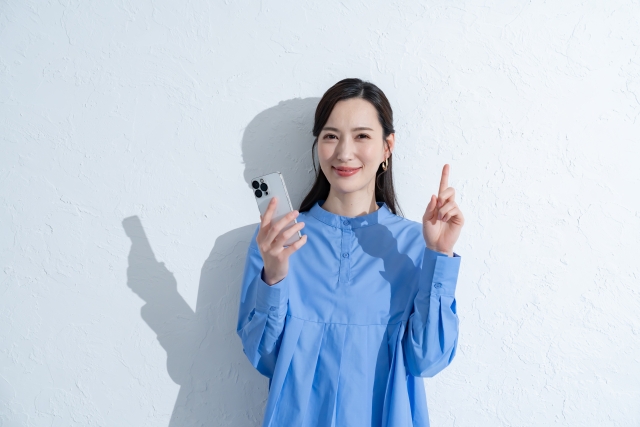 スマホを持つ人